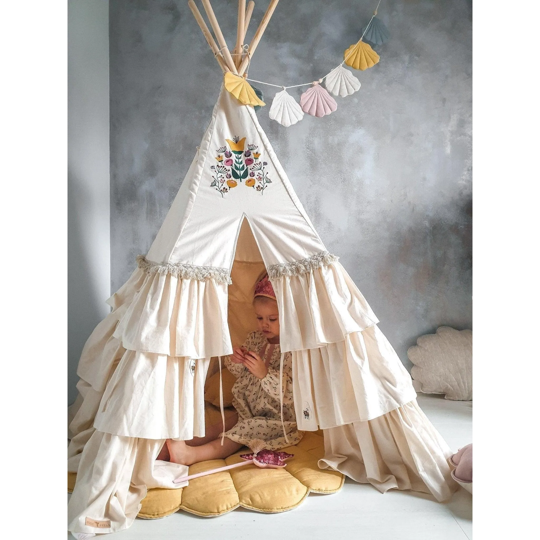 Teepee with frills "Folk"